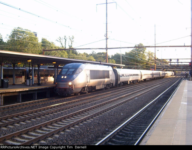 AMTK 662 arrives with a Regional train